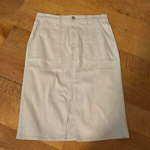 NWT Banana Republic women’s cream denim skirt with pockets, size 12. See pics!